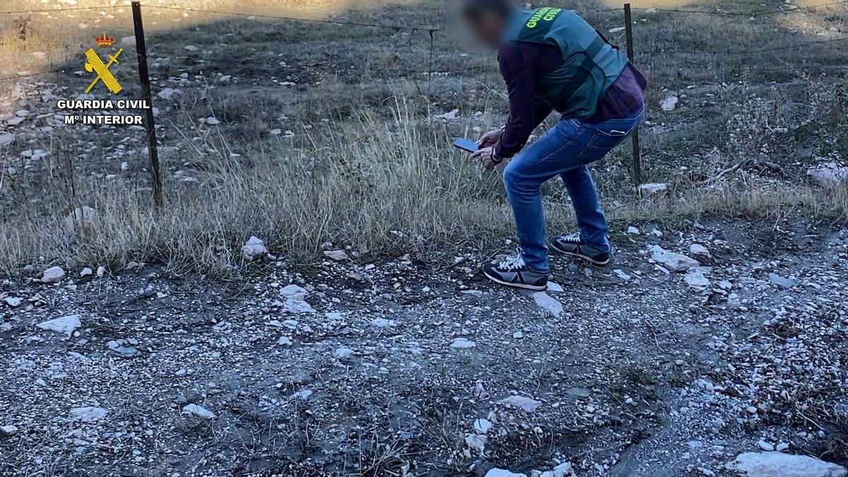 Agente de la Guardia Civil en el lugar del crimen, localizado en Alpandeire (Málaga)