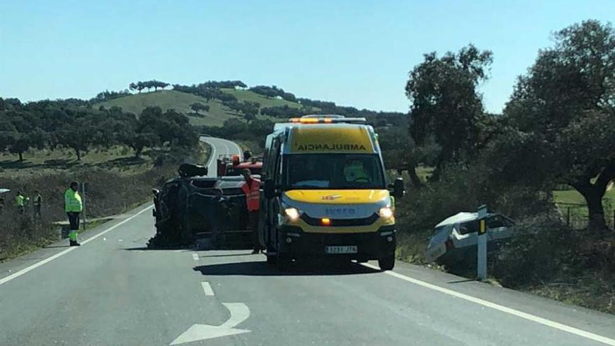 Un muerto y dos heridos en un accidente entre dos turismos cerca de Oliva de la Frontera