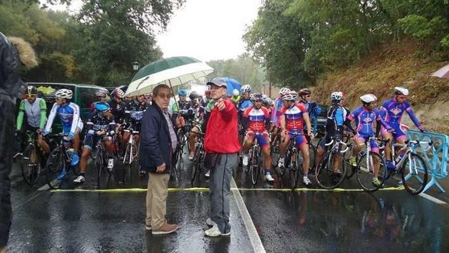 La salida de la prueba, bajo una intensa lluvia. // FdV