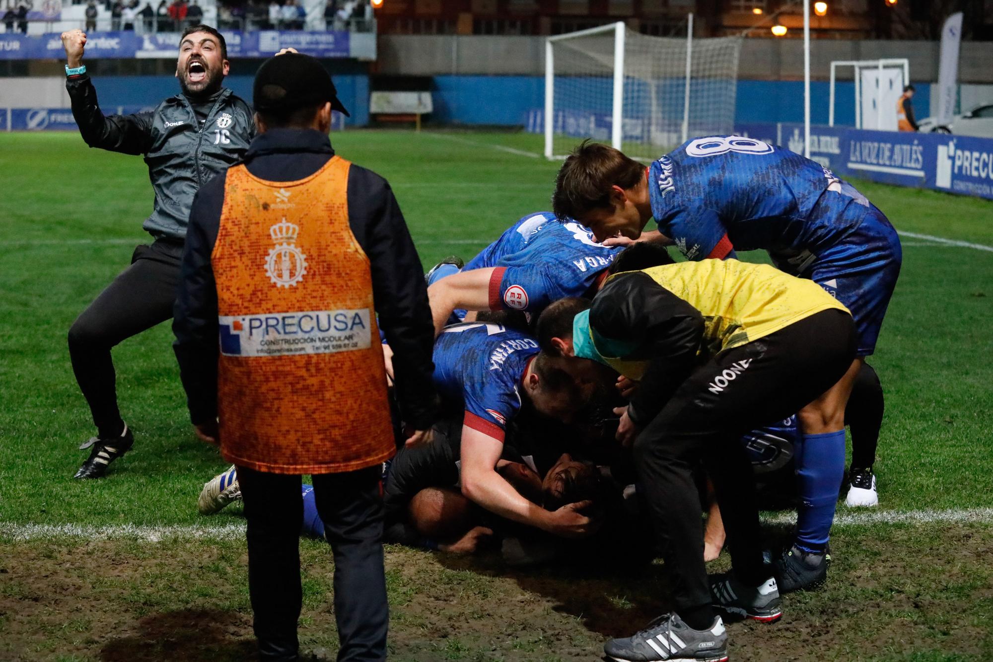 Las imágenes de la victoria (2-0) del Real Avilés antes más de 3.000 espectadores en el Suárez Puerta