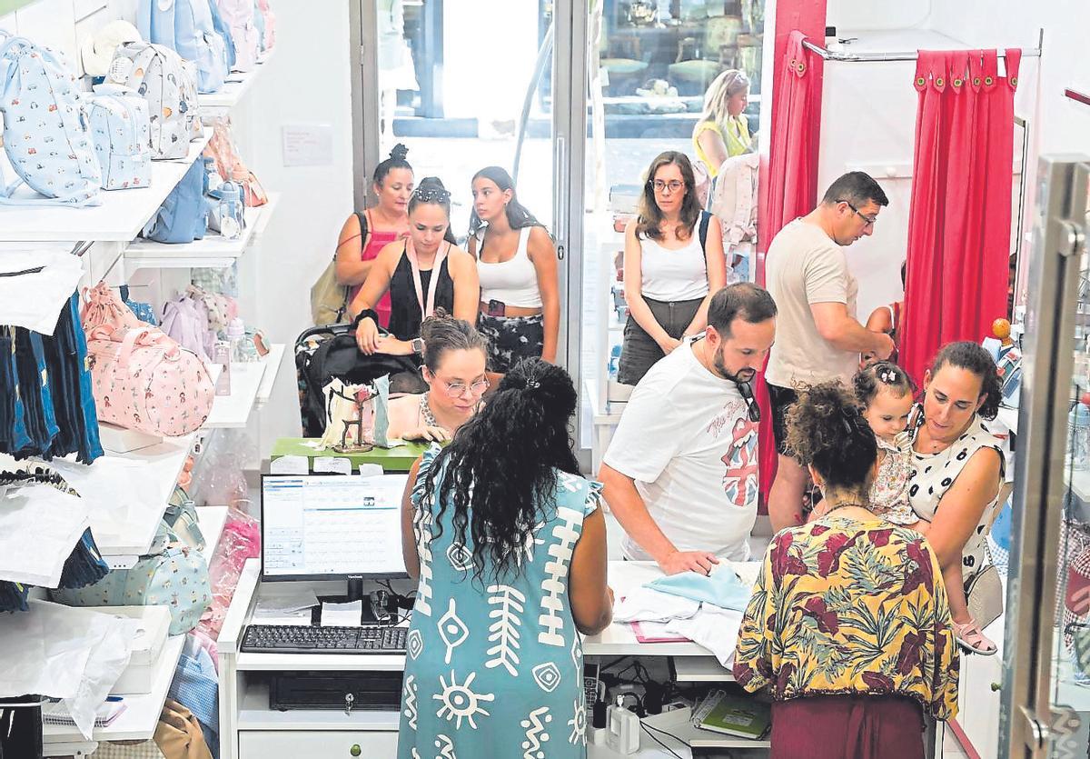 Helena Uniformes, en pleno apogeo por la venta de ropa para Infantil y colegios concertados.
