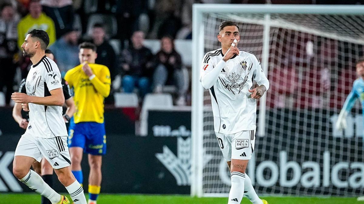 Jefte, ex del Albacete, celebra un gol ante la UD Las Palmas en el Estadio Municipal Carlos Belmonte