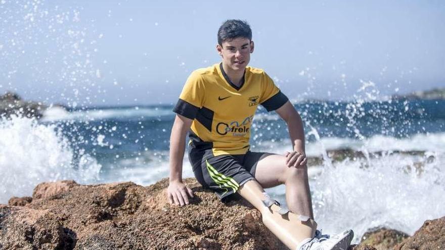 El nadador Jacobo Garrido posa en las rocas de la playa de Riazor.