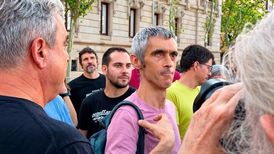 Roger Español llega a la Audiencia de Barcelona para el juicio contra los agentes acusados de vaciarle un ojo en el 1-O