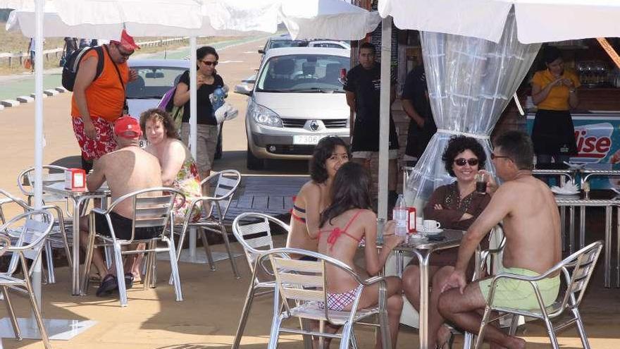 Uno de los quioscos de temporada de la playa grovense de A Lanzada.  // Muñiz