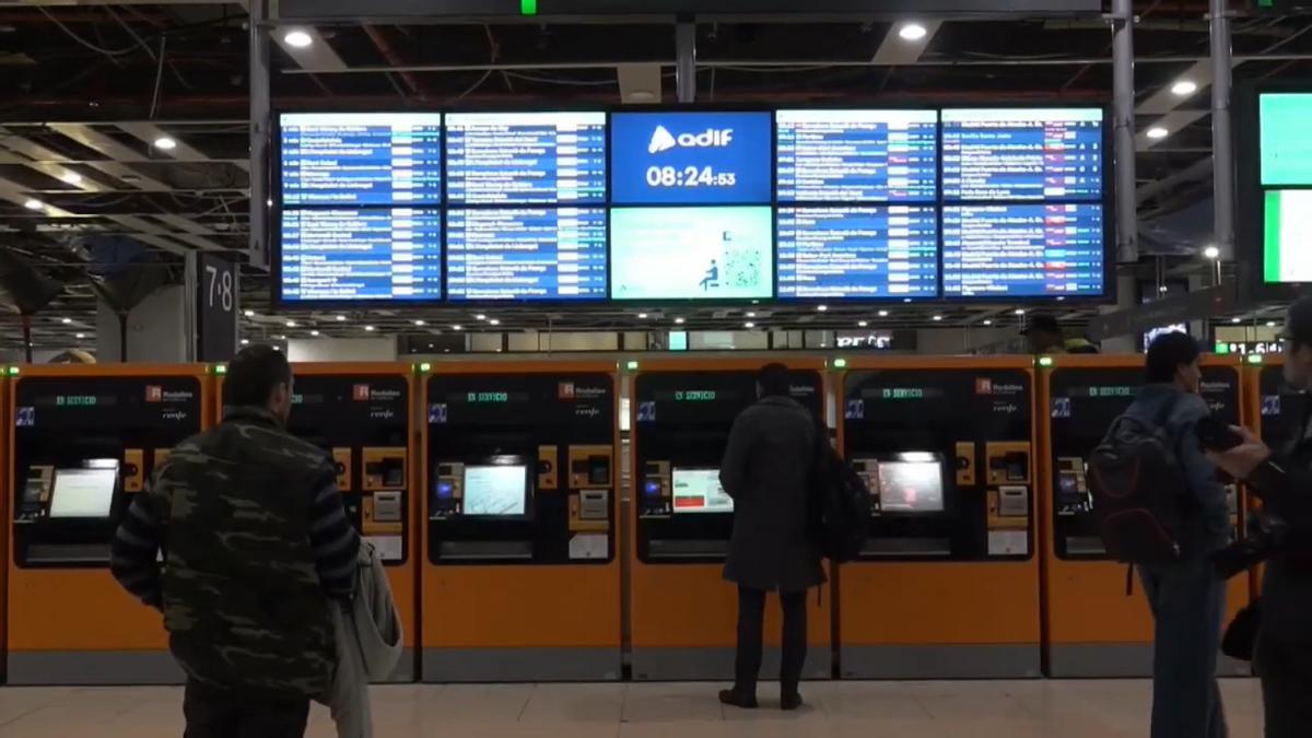 Los usuarios de Rodalies en Sants, cautos ante el restablecimiento progresivo del servicio.