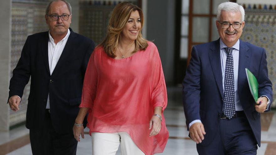 Susana Díaz, en el centro, antes del inicio de la sesión en el Parlamento andaluz.