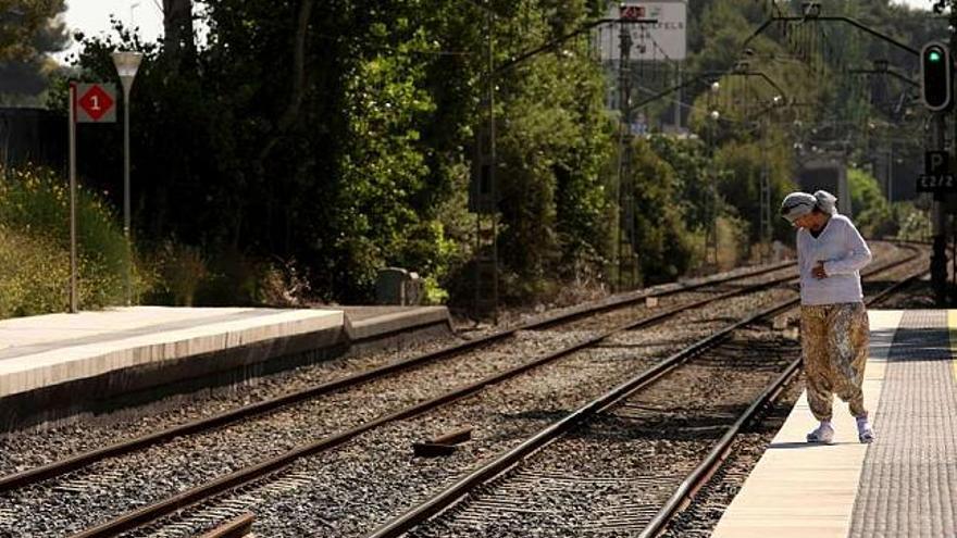 Una mujer observa las vías del tren de la estación de Castelldefels Platja, donde ocurrió el accidente. / efe