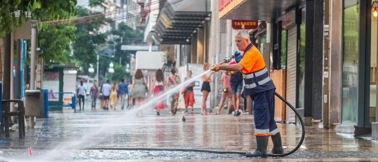 Un operario del servicio de limpieza baldea una calle, en una imagen de archivo