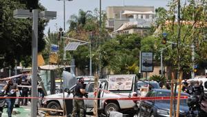 Miembros de las fuerzas de seguridad y personal de emergencias trabajan en el lugar del ataque de este martes en Tel Aviv.