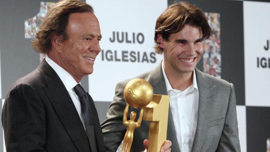 Julio Iglesias recibe de manos de Rafael Nadal el premio al artista que más discos ha vendido en España y el premio al artista latino que más discos ha vendido.