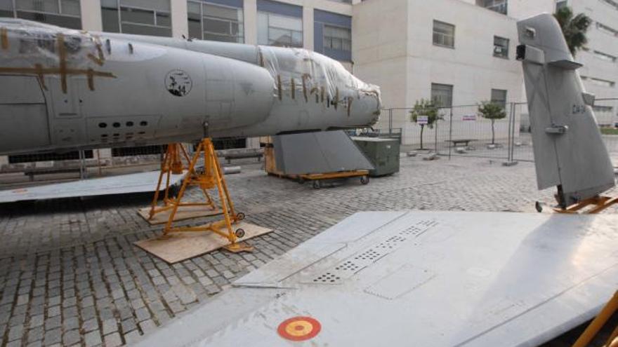 Un avi n militar aterriza en el campus de la Polit cnica Levante EMV