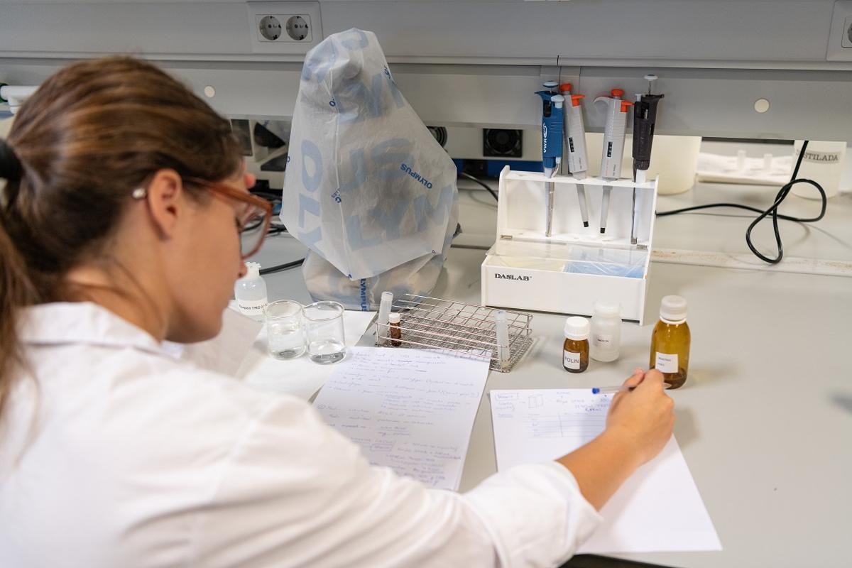 Una científica aplica su labor