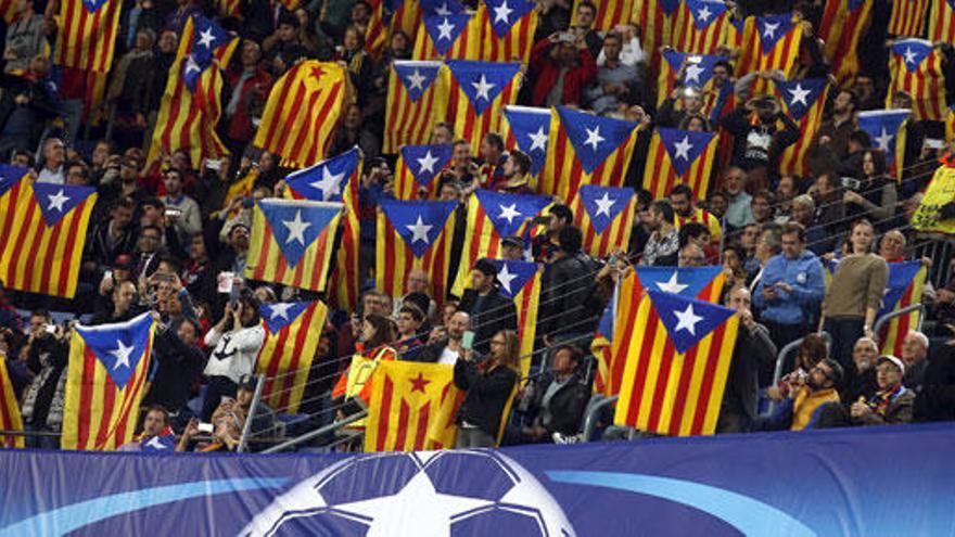 Esteladas durante un partido de Champions en el Camp Nou.