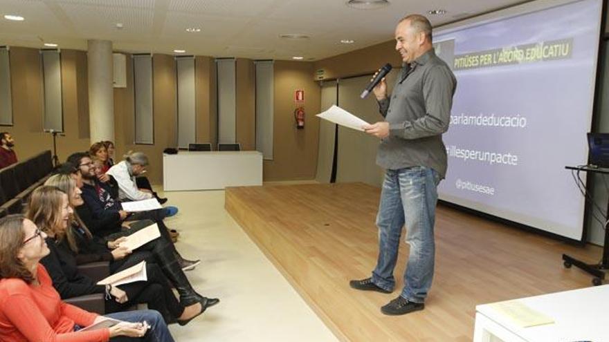 Joan Amorós en la quinta charla del ciclo ´Parlem d´educació´, en la nueva sede de la UIB.