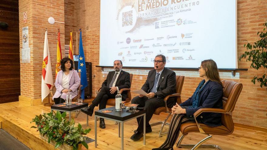 Marta Gracia, Javier Lambán, Martín Orna y Gloria Cuenca, en la inauguración de la jornada.  | SERVICIO ESPECIAL