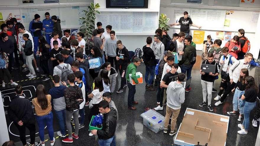 Asistentes al concurso de robots que organiza la Escuela de Industriales en el campus de Vigo. // Duvi