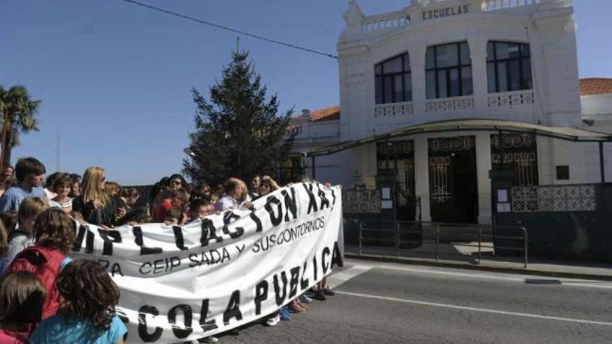 Marcha de padres, profesores y alumnos, este mes, para exigir la ampliación del colegio. / fran martínez