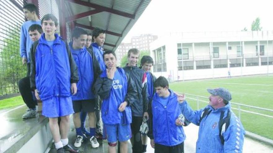 Ángel Menéndez, «Roxu», charla con los integrantes del equipo infantil A blanquiazul, en el descanso de un entrenamiento en La Toba.