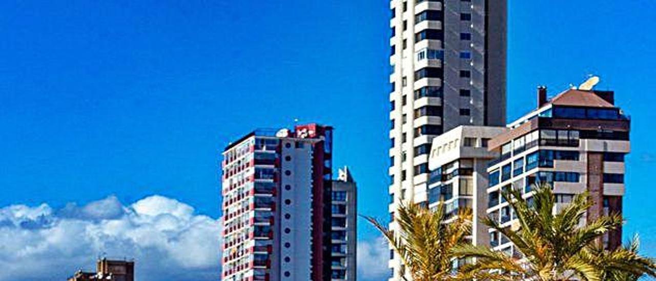 Turistas británicos en la playa de Levante de Benidorm en febrero