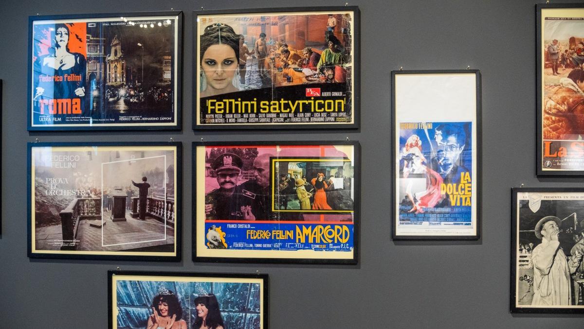 En una pared se han instalado carteles y fotocromos de sus filmes.
