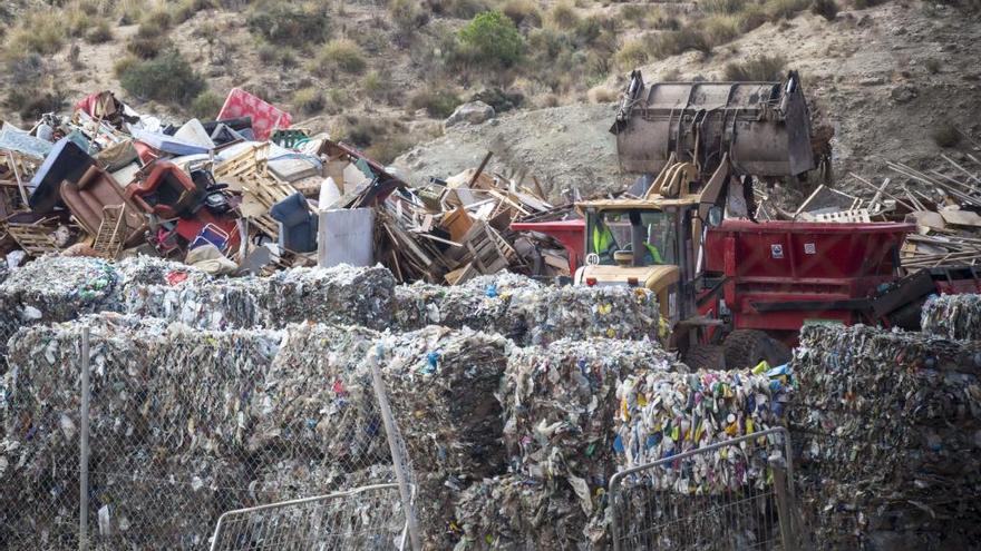 El PP denuncia el envío de toneladas de plásticos desde un vertedero ilegal hasta Piedra Negra