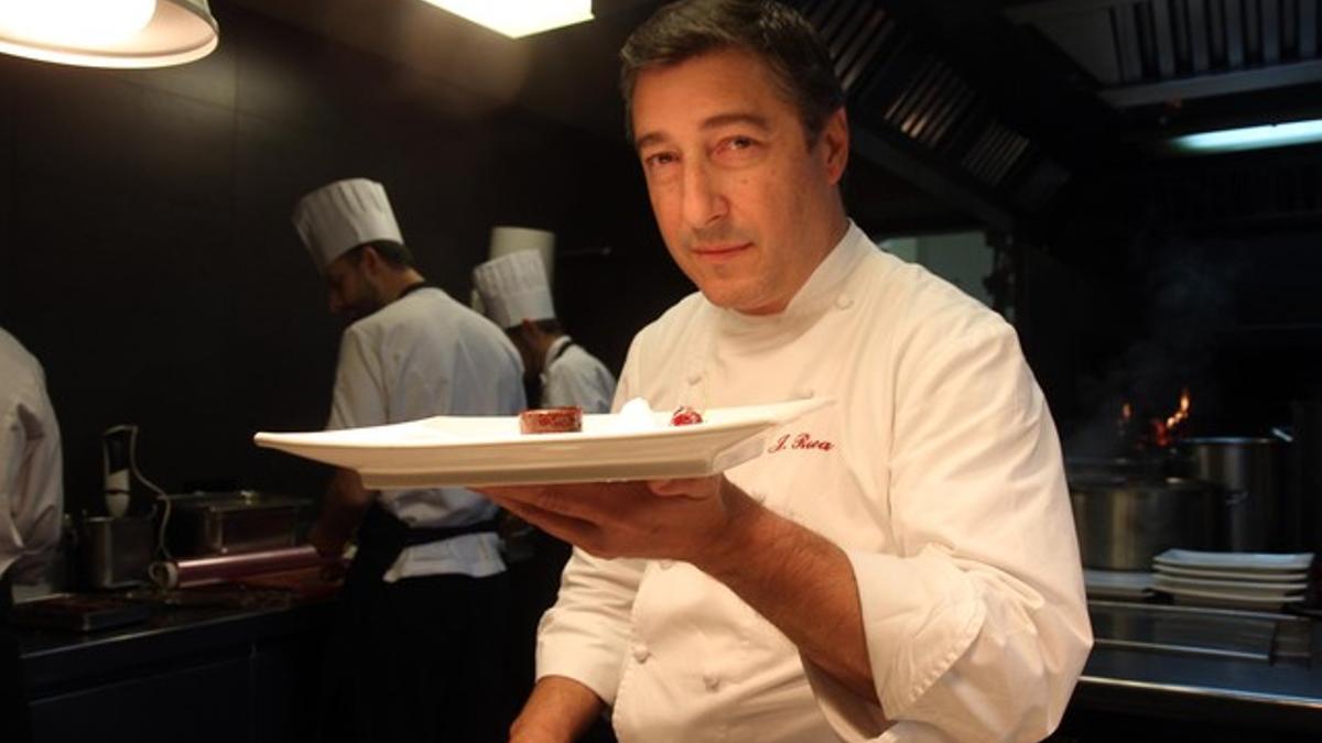 Joan Roca presenta un plato en la cocina de El Celler de Can Roca.