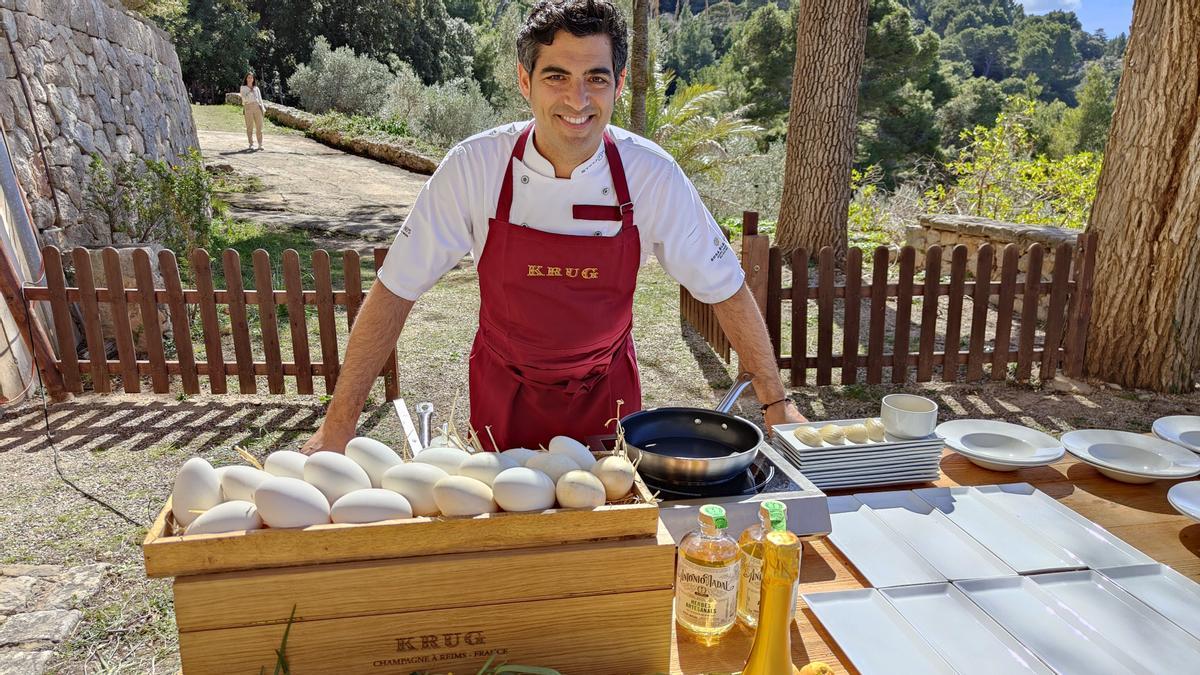 El cocinero Andreu Genestra, con huevos de oca y champán Krug.