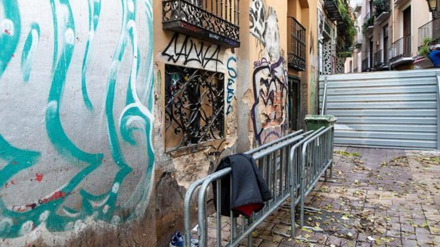 Reabren una parte de los bares afectados por el edificio en ruinas del Tubo