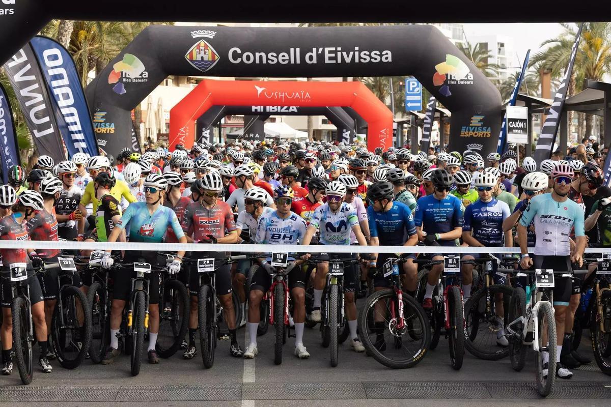 La salida de la Vuelta a Ibiza MTB de una edición anterior.