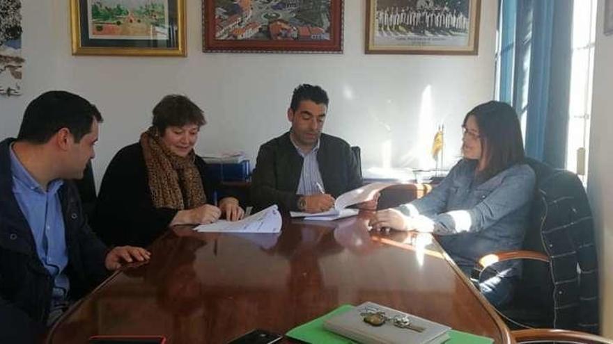 Romeo, Isla, López y Calvo, ayer, durante la firma del convenio en Rodeiro.