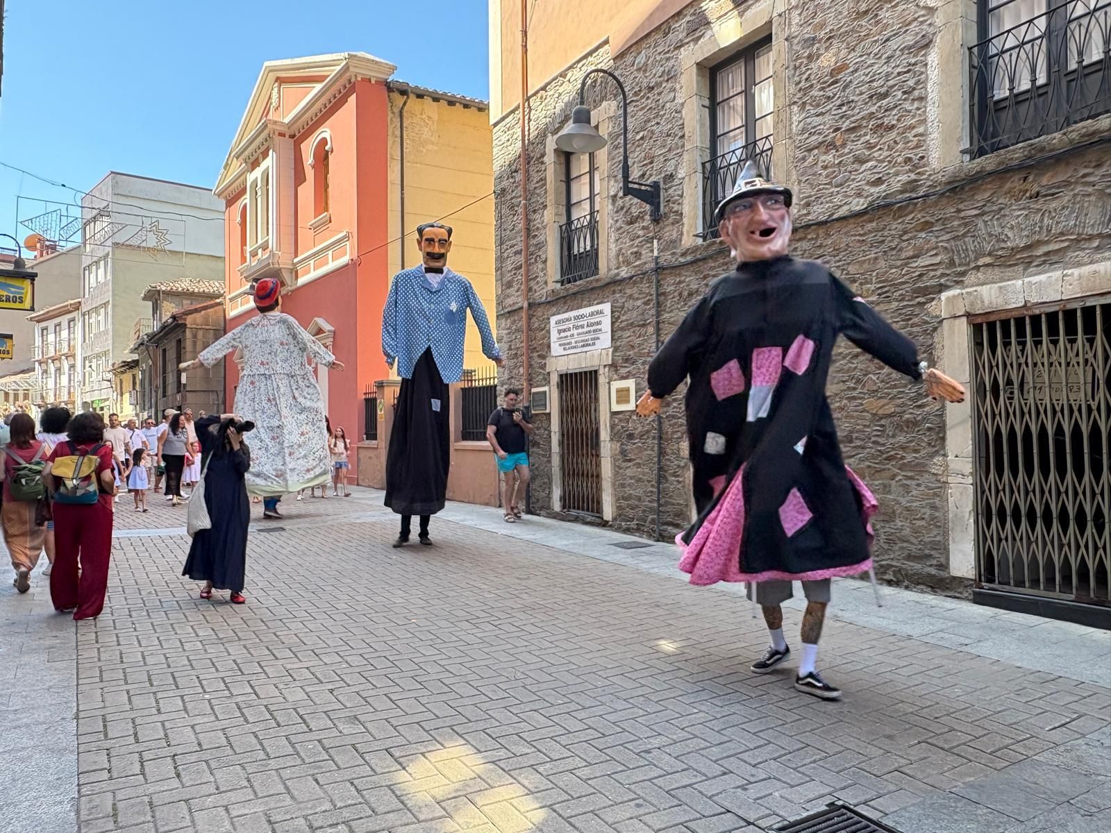 Los gigantes y cabezudos llenan de color y música Cangas del Narcea