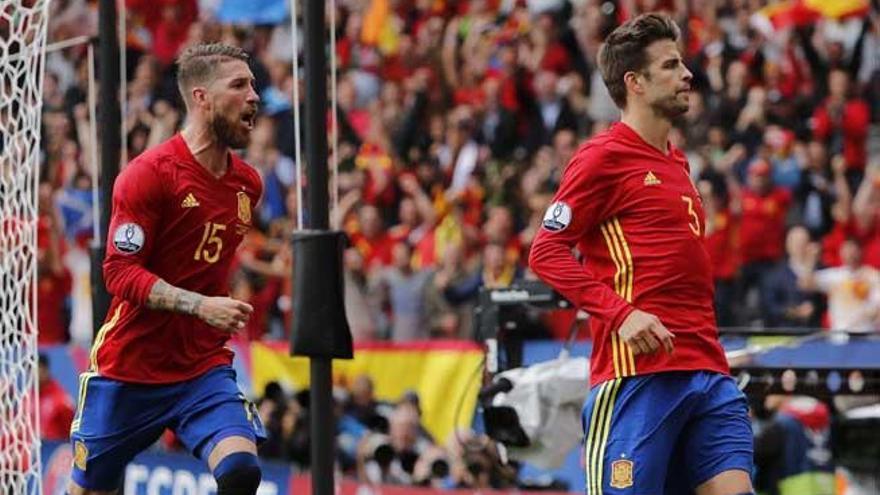 Ramos felicita a Piqué tras su gol.