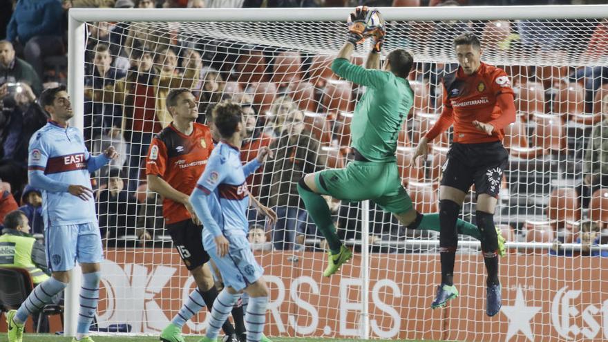 Raúl oposita para la portería de Primera