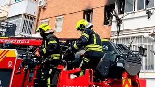 Dos personas se precipitan desde una tercera planta al huir de un incendio en una vivienda en Los Pajaritos