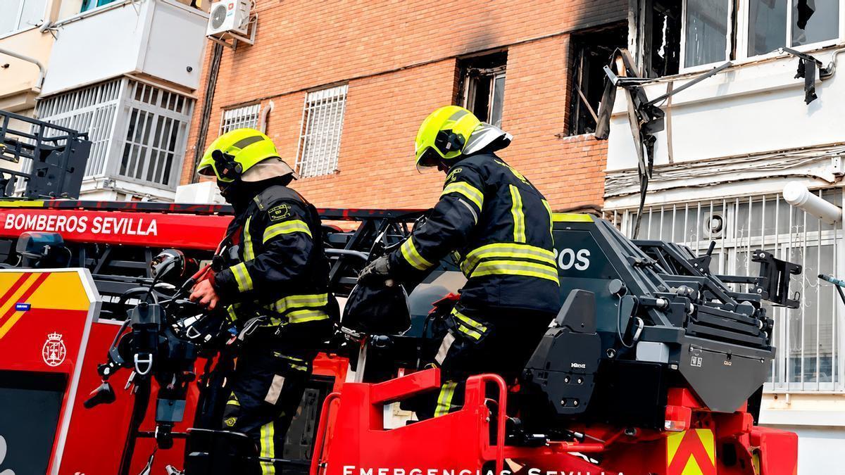 Dos personas se precipitan desde una tercera planta al huir de un incendio en una vivienda de Sevilla