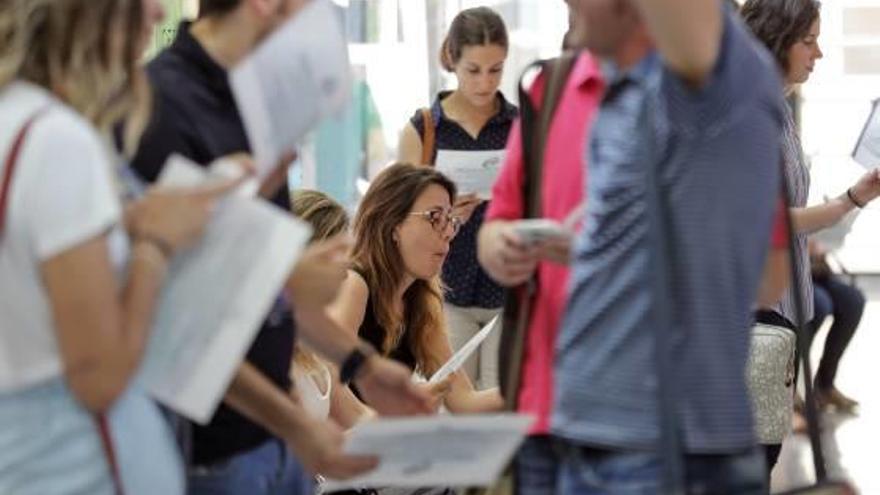 Los alumnos repasan el contenido de la prueba minutos antes de que de comienzo.