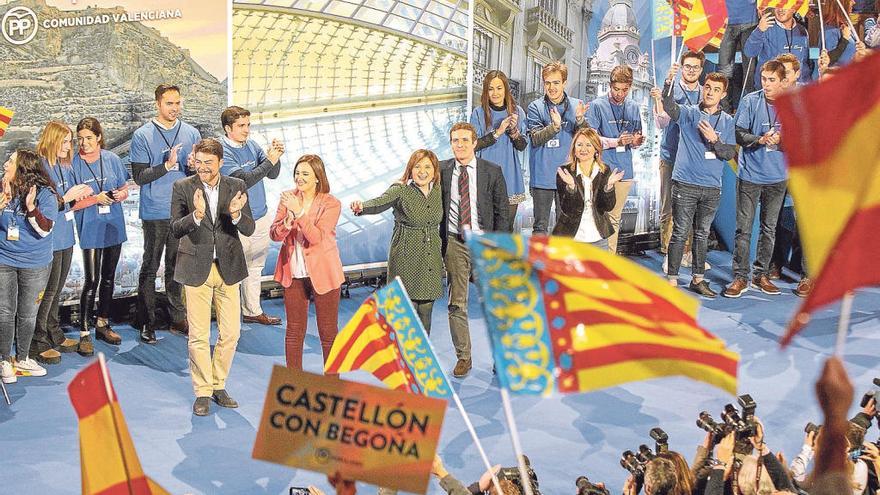 Barcala, Català, Bonig, Casado y Carrasco rodeados de «Senyeres» sobre el escenario. mao