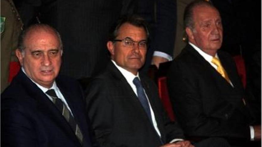 El ministre d&#039;Interior, Jorge Fernández Díaz, el president Artur Mas i el rei Joan Carles I durant l&#039;acte d&#039;ahir.