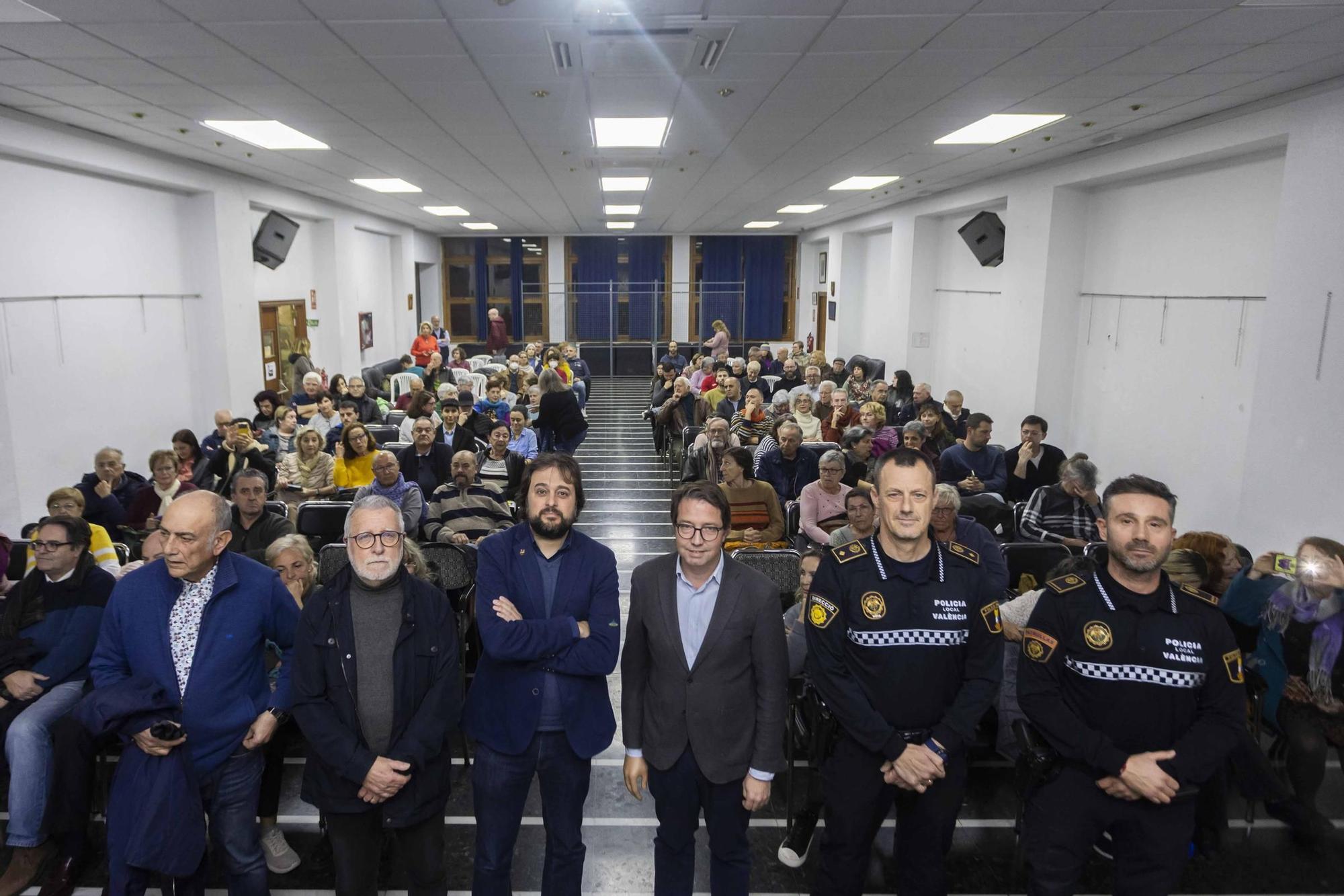 Concurrida mesa redonda sobre el problema de los apartamentos turísticos en el Cabanyal