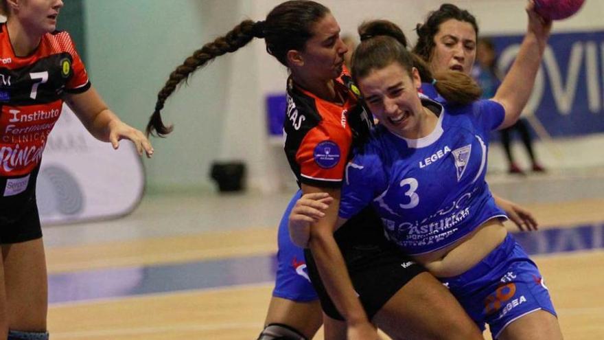 La jugadora del Jofemesa Celia trata de superar a una rival del Málaga en La Florida.