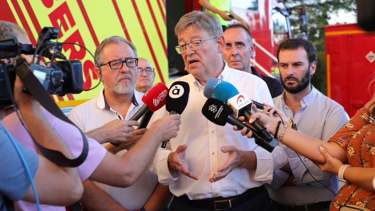 El &#039;president&#039; de la Generalitat, Ximo Puig, atiende a los medios tras visitar el puesto de mando avanzado del incendio forestal de Bejís (Castellón), ubicado en Viver