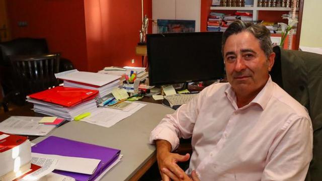 El abogado Ramón Montenegro, en su despacho. | // IÑAKI ABELLA