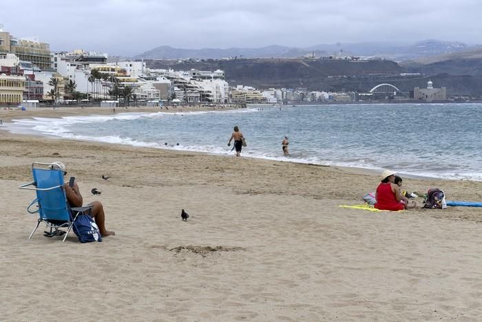 Día festivo en la Playa de Las Canteras