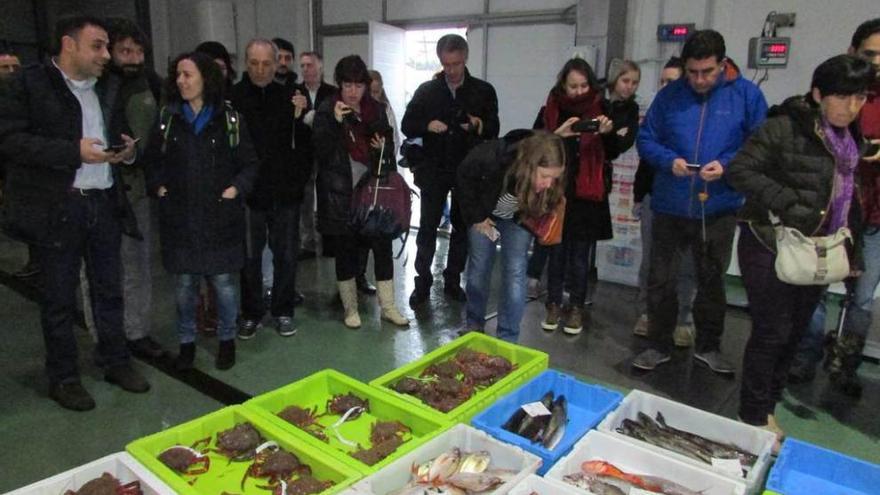 Los participantes en las jornadas visitando la rula llanisca.