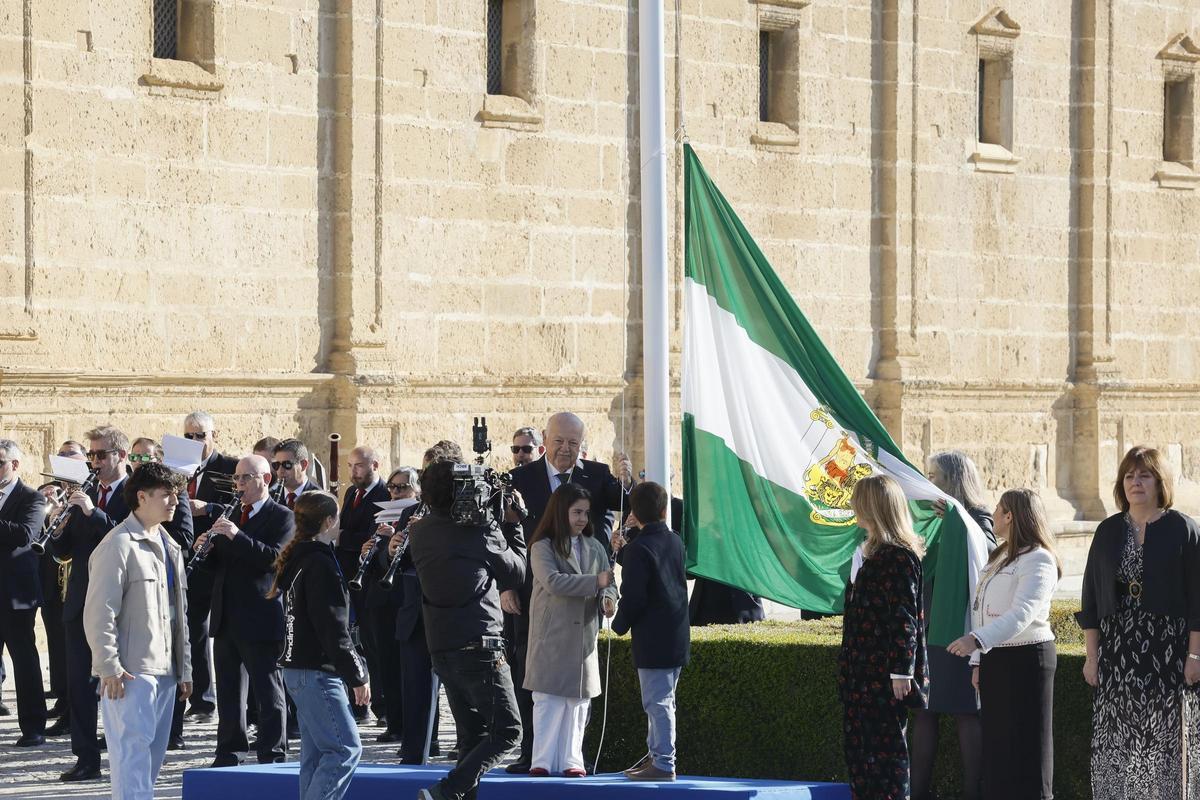 Izada de bandera en el Parlamento andaluz el Día de Andalucía.