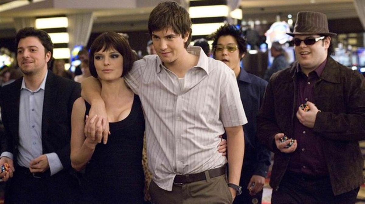 Kate Bosworth i Jim Sturgess, al centre, flanquejats per Sam Golzari (esquerra) Aaron Yoo (centre, darrere) i Josh Gad (dreta), en una escena de la pel·lícula ’21 Black Jack’. Kate Bosworth i Jim Sturgess, al centre, flanquejats per Sam Golzari (esquerra) Aaron Yoo (centre, darrere) i Josh Gad (dreta), en una escena de la pel·lícula ’21 Black Jack’.