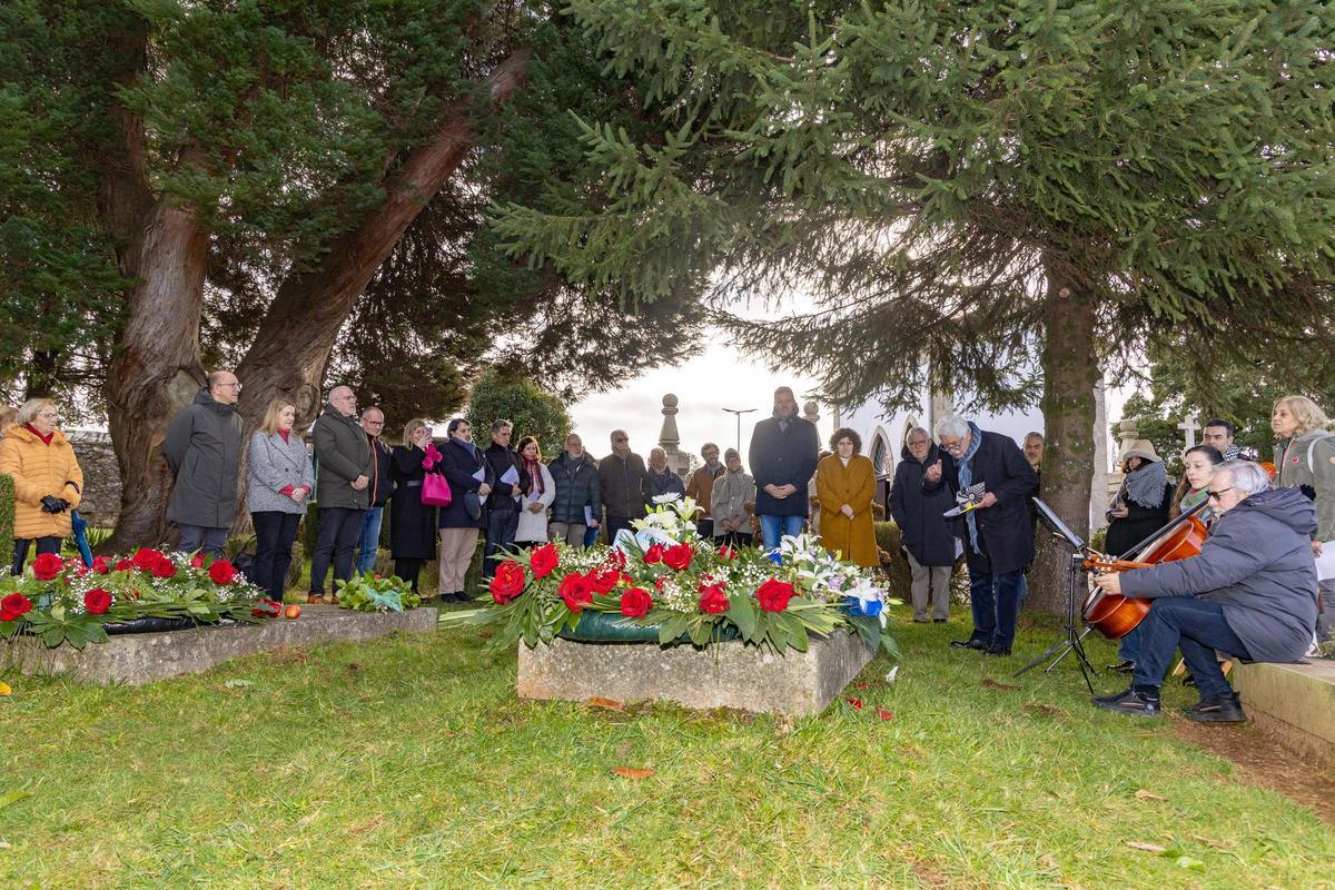 Ofrenda floral a Isaac Díaz Pardo e ofrenda en lembranza de Ramón María del Valle-Inclán