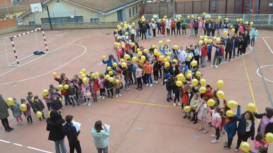 Un gran lazo dorado en el patio del CEIP Buenos Aires. | E. P.