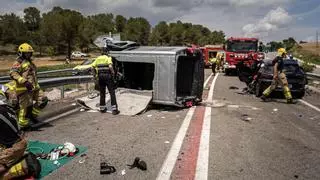 La furgoneta implicada en l'accident mortal a Castellfollit va fer un avançament per la dreta i després va envair el carril contrari fins al fatal xoc